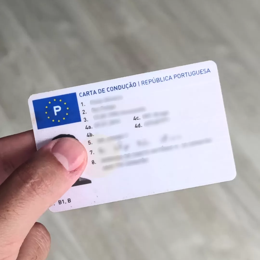 Pessoa a segurar uma carta de condução portuguesa