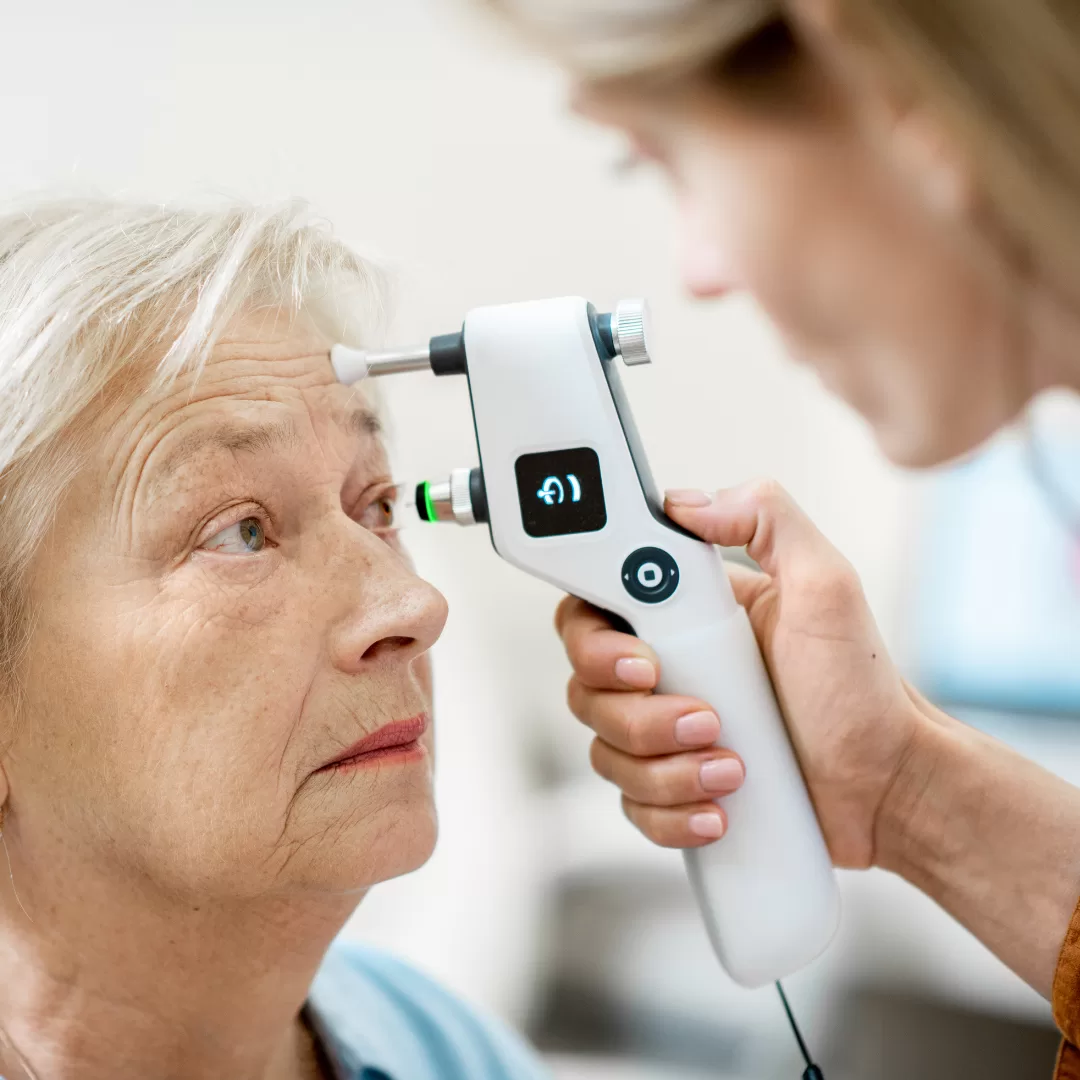 Exame de tonometria na Central Ópticas para medir a pressão ocular