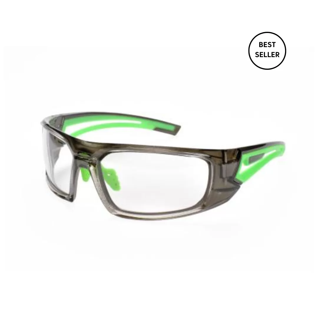 Óculos de proteção com detalhes verdes, vista diagonal, em fundo branco