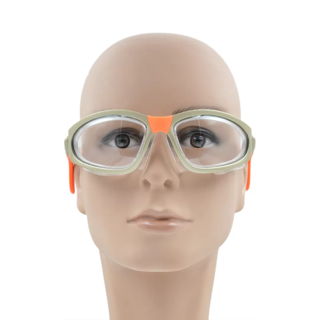 Close-up de óculos de proteção em manequim, vista frontal, com detalhes laranja
