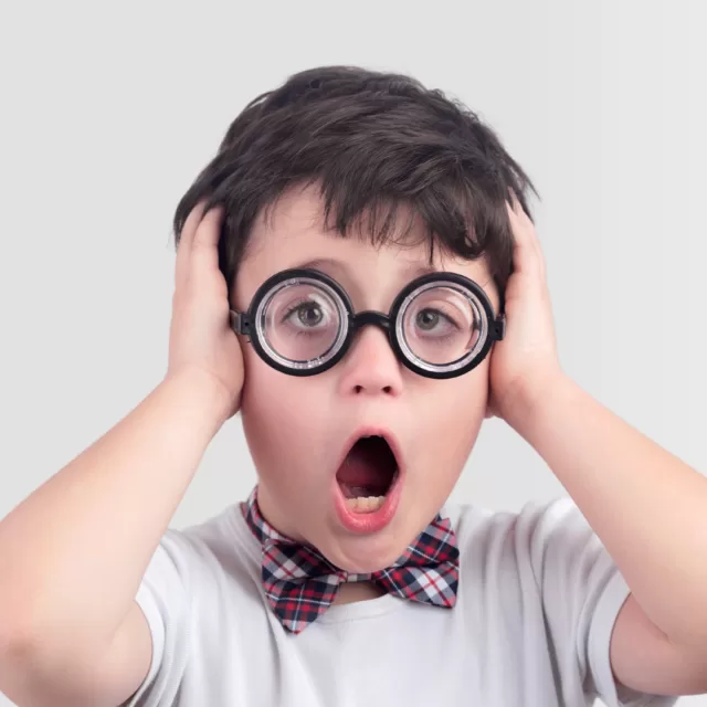 Criança com óculos redondos e expressão de surpresa