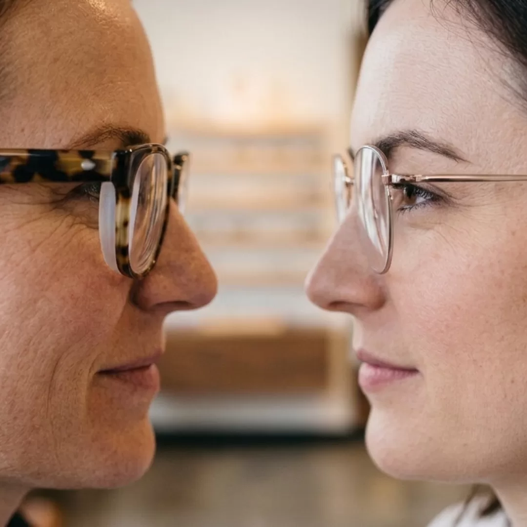 comparação entre lentes finas e lentes mais espessas em óculos