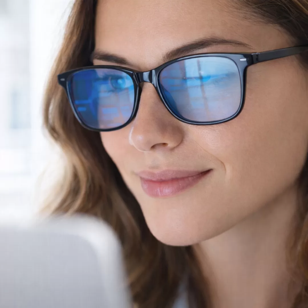 óculos com filtro de luz azul durante utilização de computador