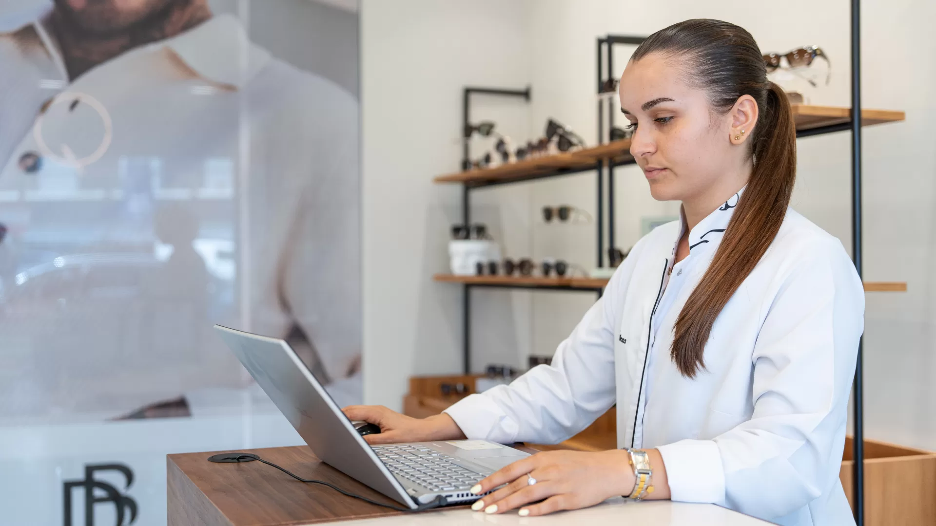 Optometrista a registar os resultados da avaliação visual no computador