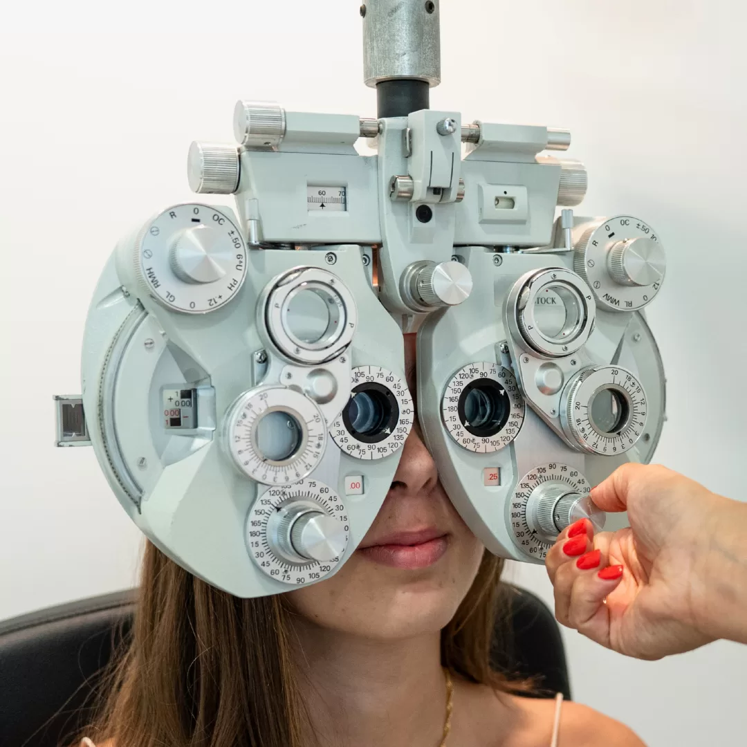 Avaliação da graduação com foróptero durante uma consulta de optometria